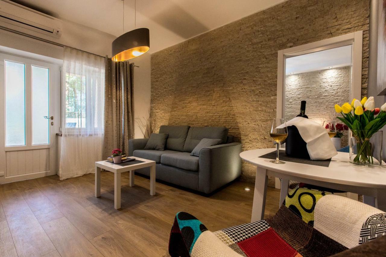 Exclusive City Center Apartment With Garden Rovigno Esterno foto